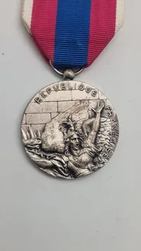 Original fransk forsvarsmedalje (Médaille de la Défense nationale).