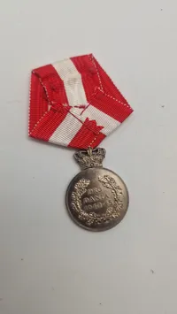 Original Kong Christian den X.s Frihedsmedalje, også kendt som "Pro Dania"-medaljen. Den blev indstiftet for at hædre personer, der ydede en særlig indsats for Danmark under Anden Verdenskrig