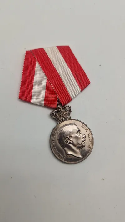 Original Kong Christian den X.s Frihedsmedalje, også kendt som "Pro Dania"-medaljen. Den blev indstiftet for at hædre personer, der ydede en særlig indsats for Danmark under Anden Verdenskrig