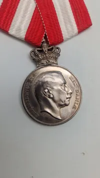 Original Kong Christian den X.s Frihedsmedalje, også kendt som "Pro Dania"-medaljen. Den blev indstiftet for at hædre personer, der ydede en særlig indsats for Danmark under Anden Verdenskrig