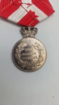 Original Kong Christian den X.s Frihedsmedalje, også kendt som "Pro Dania"-medaljen. Den blev indstiftet for at hædre personer, der ydede en særlig indsats for Danmark under Anden Verdenskrig
