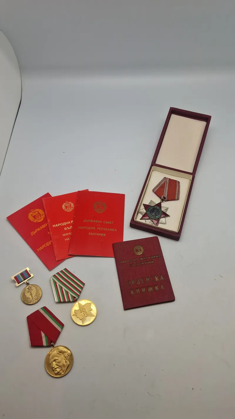 Samling originale Bulgarske  medaljer og tildelingsbeviser fra samme mand
