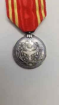 Original medalje fra Manchukuo Røde Kors Selskab, som blev oprettet i 1938 under den japanske besættelse af Manchuriet.