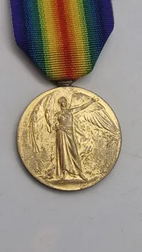 Original Victory Medal fra Første Verdenskrig. Denne medalje blev oprindeligt oprettet i 1919 og tildelt militært personel af de allierede nationer - Navngiven
