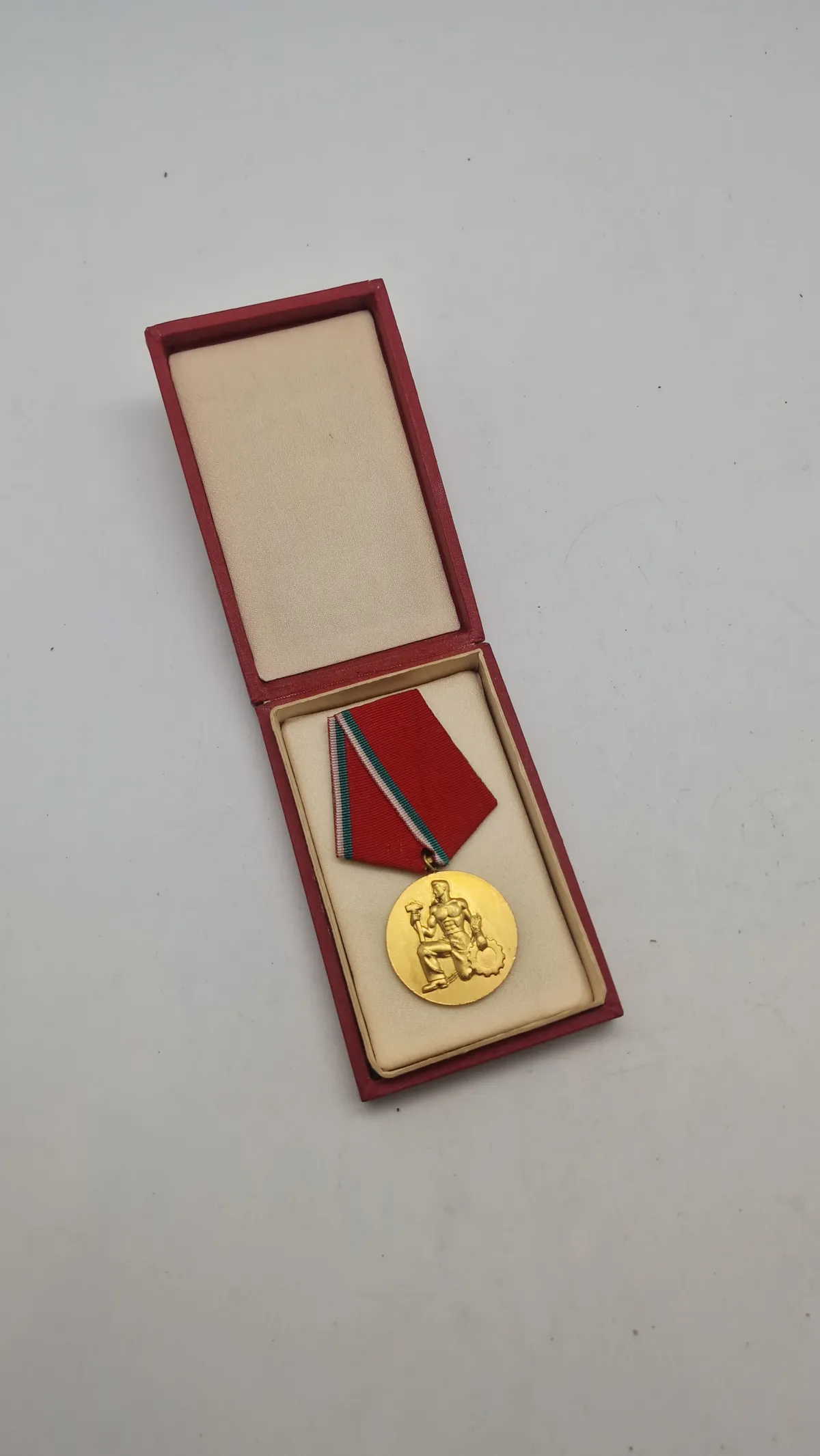 Original Bulgaria Republic Order of the Red Banner of Labour), som blev uddelt til bulgarske og udenlandske civile