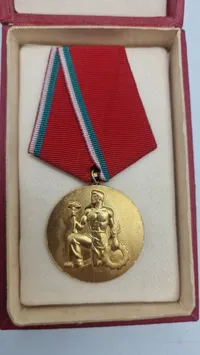 Original Bulgaria Republic Order of the Red Banner of Labour), som blev uddelt til bulgarske og udenlandske civile