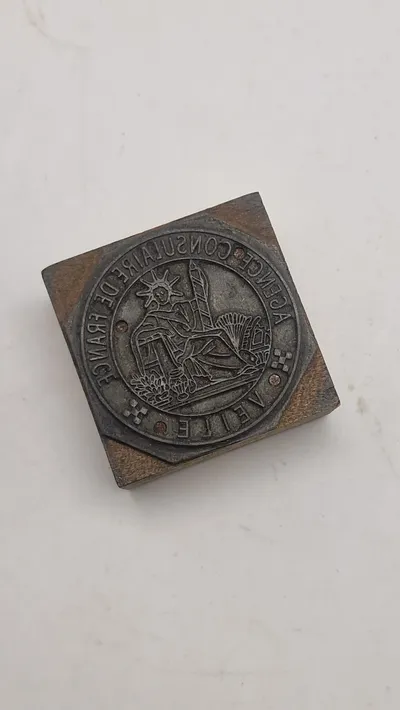 Sjældent originalt stempel fra franske konsulat, med teksten "AGENCE CONSULAIRE DE FRANCE" og "VEILLE"