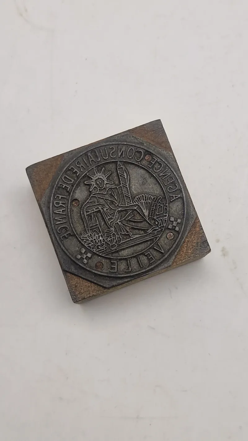 Sjældent originalt stempel fra franske konsulat, med teksten "AGENCE CONSULAIRE DE FRANCE" og "VEILLE"