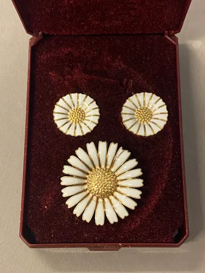 Originalt Georg Jensen “marguerit” sæt af sterlingsølv - bemærk brochen er i 1941