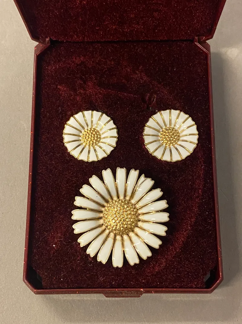 Originalt Georg Jensen “marguerit” sæt af sterlingsølv - bemærk brochen er i 1941