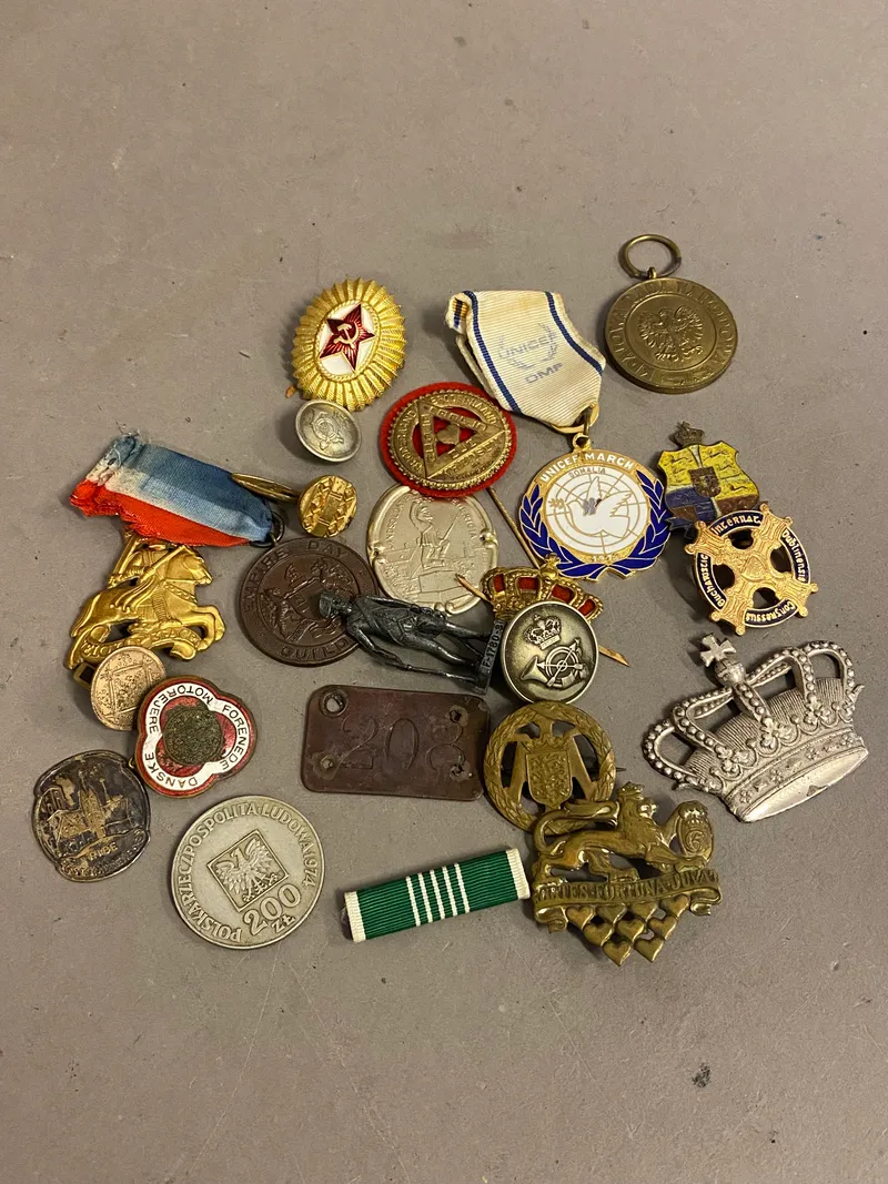 Lot diverse pins og medaljer