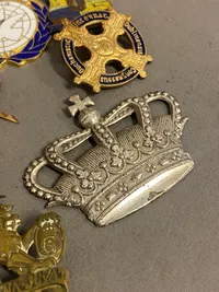 Lot diverse pins og medaljer