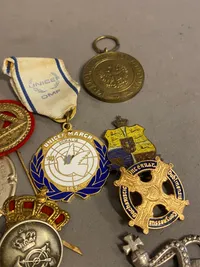 Lot diverse pins og medaljer
