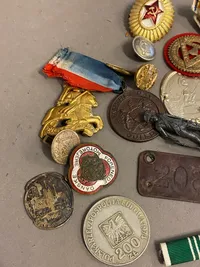 Lot diverse pins og medaljer