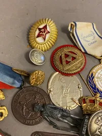 Lot diverse pins og medaljer
