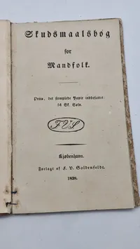 Original “Skudsmaalsbog for Mandfolk" fra 1838. En skudsmålsbog var en obligatorisk kontrolbog for tjenestefolk (også kaldet tyende) i Danmark fra 1833 til 1921.