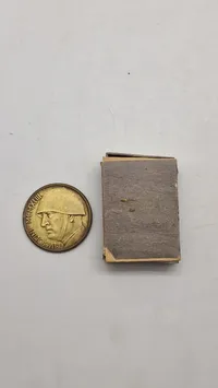 Original 20 lire mønt med motiv af Mussolini