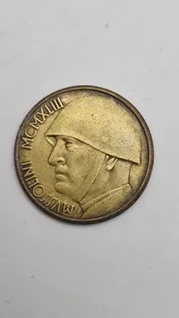 Original 20 lire mønt med motiv af Mussolini