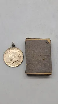 Kennedy half dollar-mønt fra 1964, som er lavet til et vedhæng. Sølv