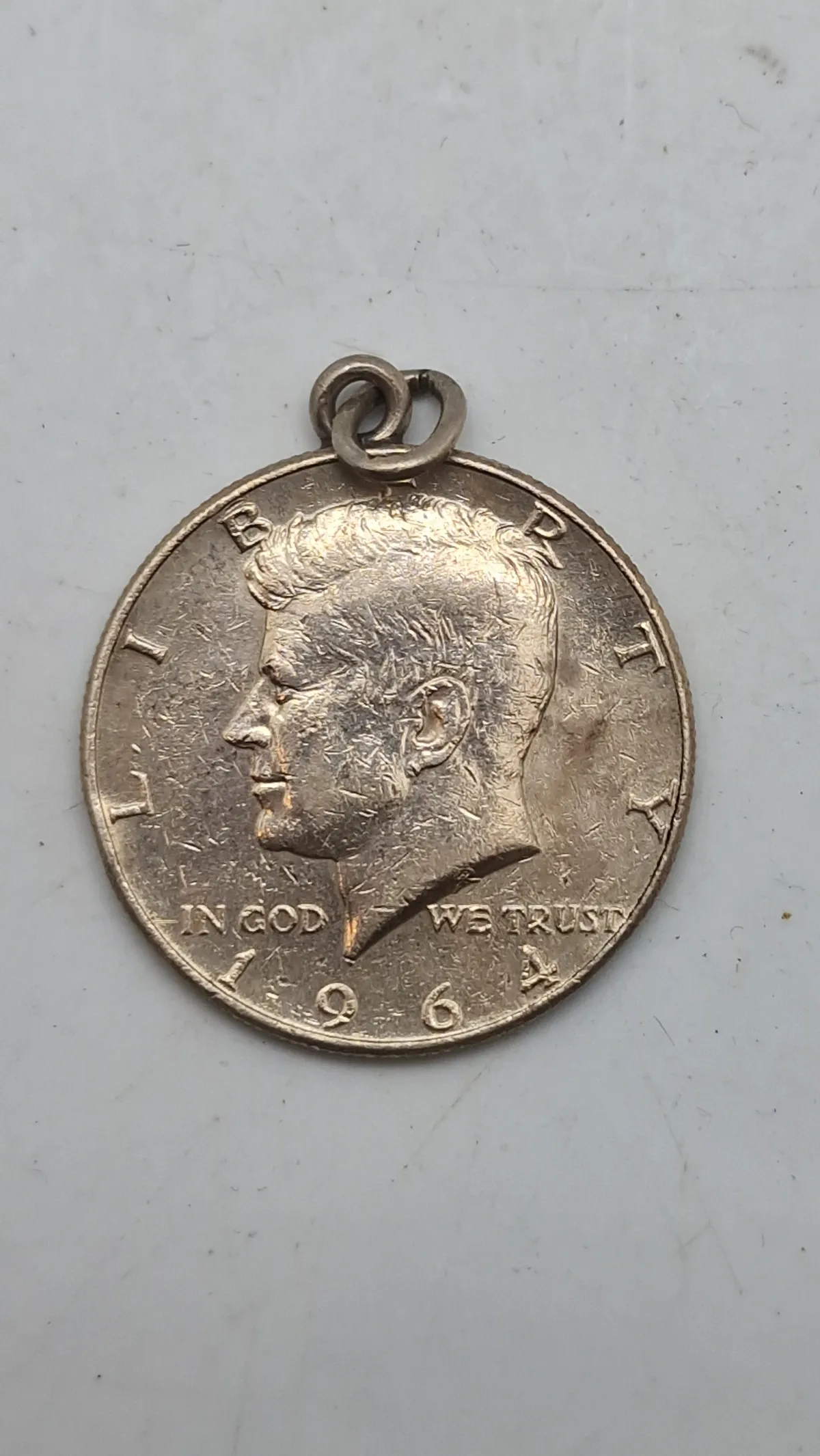 Kennedy half dollar-mønt fra 1964, som er lavet til et vedhæng. Sølv