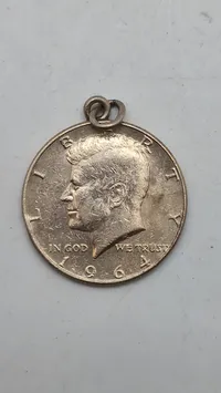 Kennedy half dollar-mønt fra 1964, som er lavet til et vedhæng. Sølv
