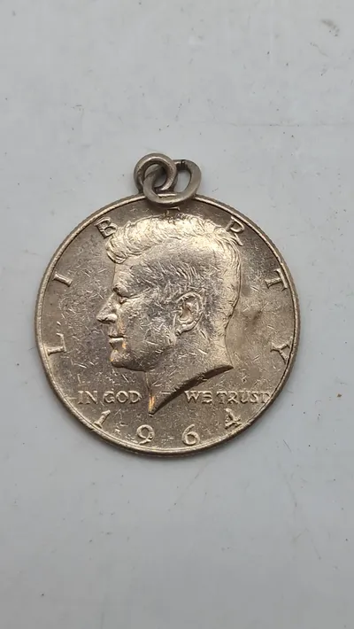 Kennedy half dollar-mønt fra 1964, som er lavet til et vedhæng. Sølv