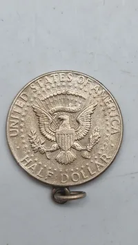 Kennedy half dollar-mønt fra 1964, som er lavet til et vedhæng. Sølv