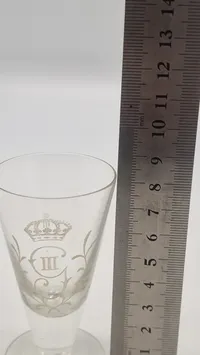 Originalt snapseglas, reijmyre med Gustav III's monogram. 20. århundrede.