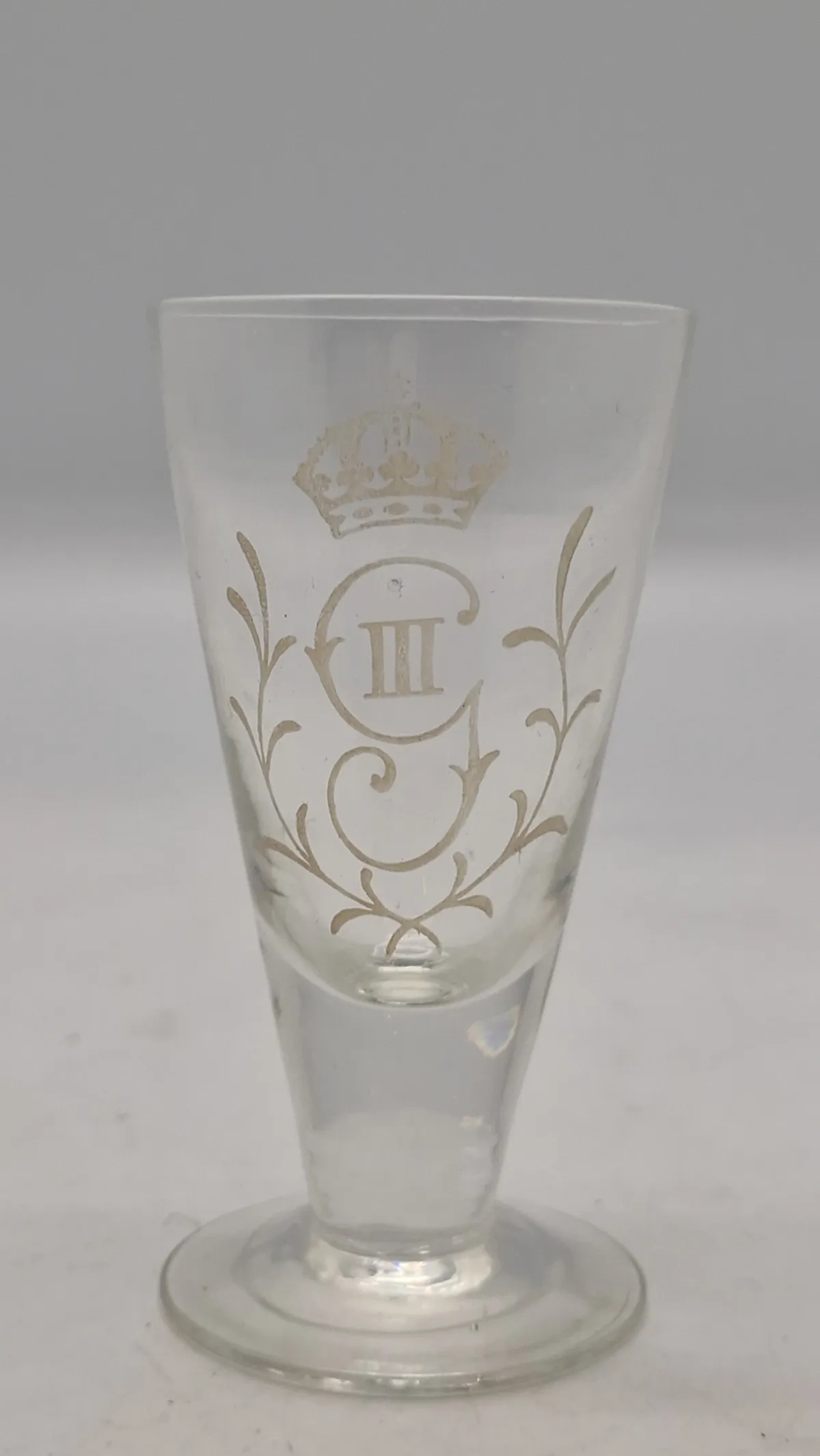 Originalt snapseglas, reijmyre med Gustav III's monogram. 20. århundrede.