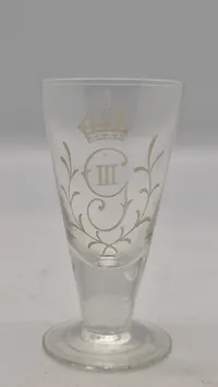 Originalt snapseglas, reijmyre med Gustav III's monogram. 20. århundrede.