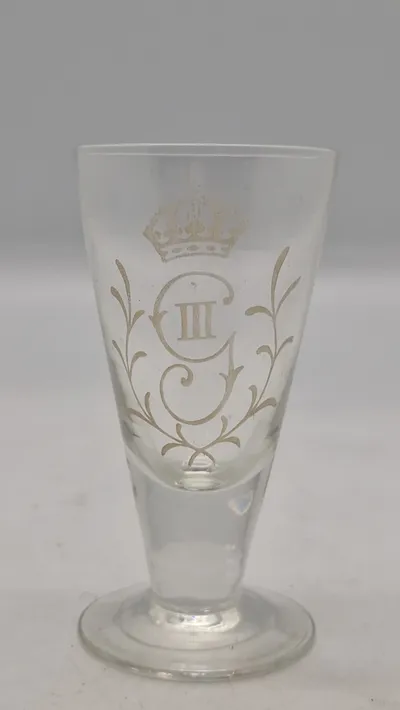Originalt snapseglas, reijmyre med Gustav III's monogram. 20. århundrede.