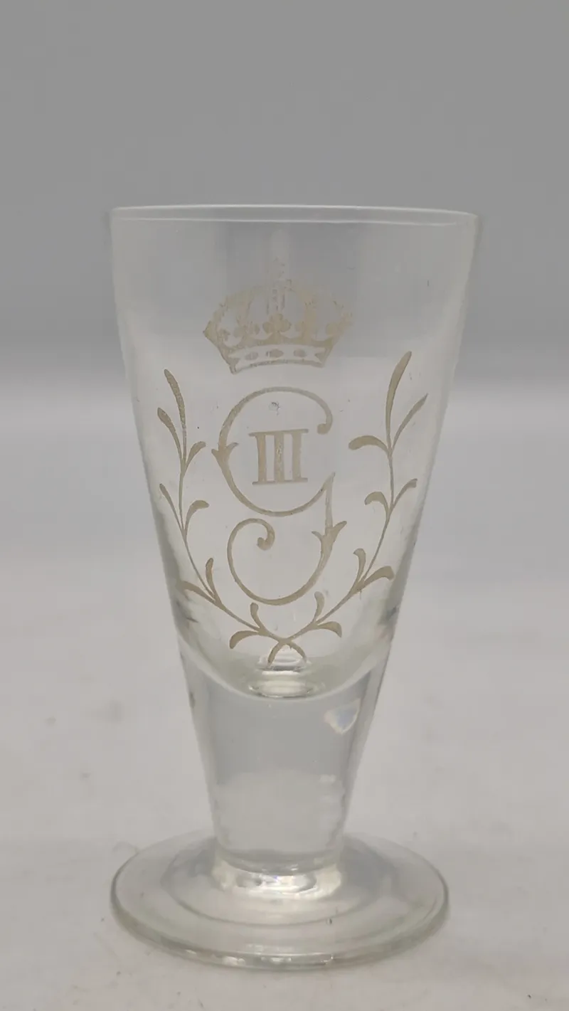 Originalt snapseglas, reijmyre med Gustav III's monogram. 20. århundrede.