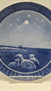 Original juleplatte fra Royal Copenhagen fra 1918. Platten er designet af Oluf Jensen og har titlen "Hyrde på marken julenat"