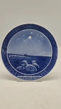 Original juleplatte fra Royal Copenhagen fra 1918. Platten er designet af Oluf Jensen og har titlen "Hyrde på marken julenat"