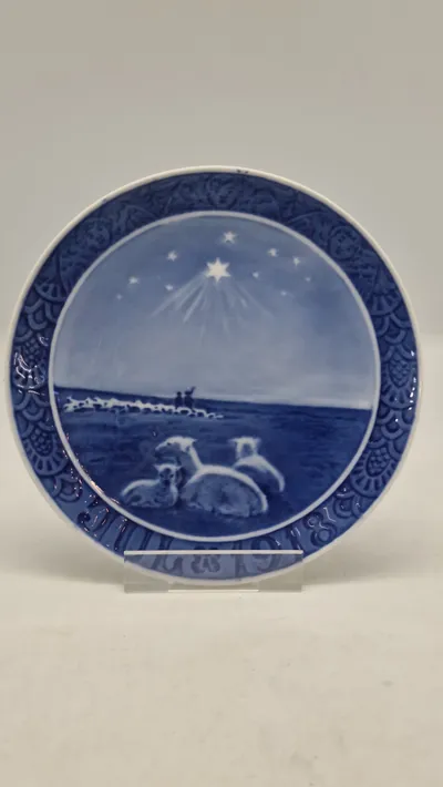 Original juleplatte fra Royal Copenhagen fra 1918. Platten er designet af Oluf Jensen og har titlen "Hyrde på marken julenat"