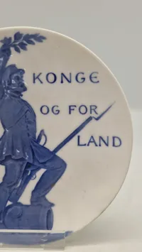Original mindeplatte fra Royal Copenhagen fra 1898, designet af Arnold Krog. Den blev udgivet i anledning af 50-året for krigen i 1848