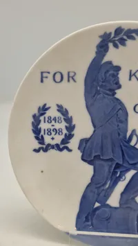 Original mindeplatte fra Royal Copenhagen fra 1898, designet af Arnold Krog. Den blev udgivet i anledning af 50-året for krigen i 1848