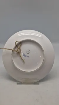 Original mindeplatte fra Royal Copenhagen fra 1898, designet af Arnold Krog. Den blev udgivet i anledning af 50-året for krigen i 1848