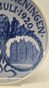 Original mindeplatte fra Royal Copenhagen, der blev udgivet i 1920 for at fejre 100-års jubilæet for Studenterforeningen