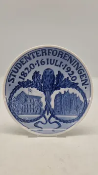 Original mindeplatte fra Royal Copenhagen, der blev udgivet i 1920 for at fejre 100-års jubilæet for Studenterforeningen