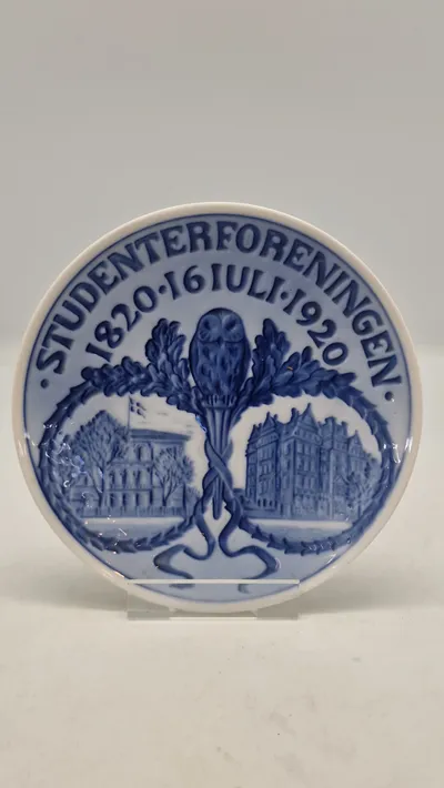 Original mindeplatte fra Royal Copenhagen, der blev udgivet i 1920 for at fejre 100-års jubilæet for Studenterforeningen