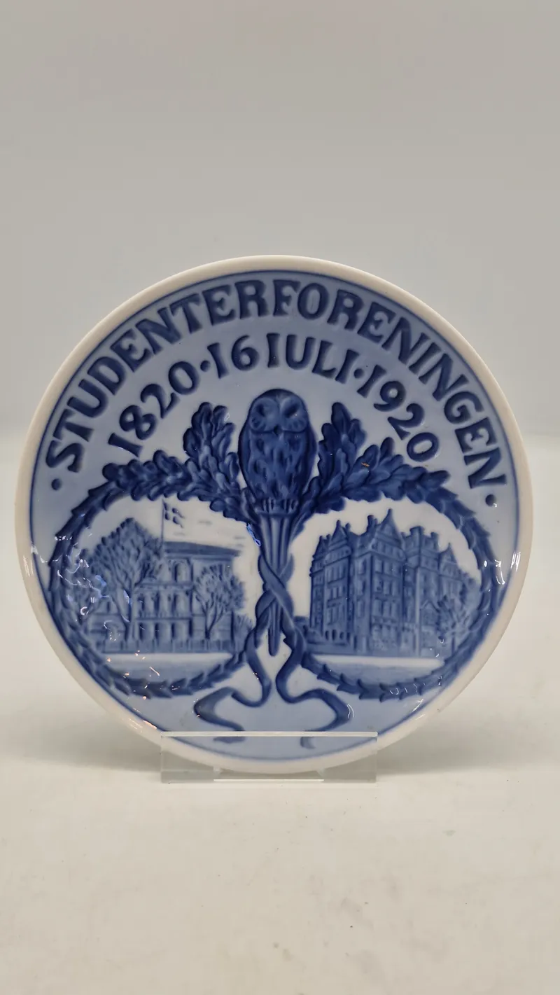 Original mindeplatte fra Royal Copenhagen, der blev udgivet i 1920 for at fejre 100-års jubilæet for Studenterforeningen