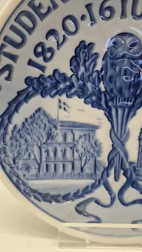 Original mindeplatte fra Royal Copenhagen, der blev udgivet i 1920 for at fejre 100-års jubilæet for Studenterforeningen