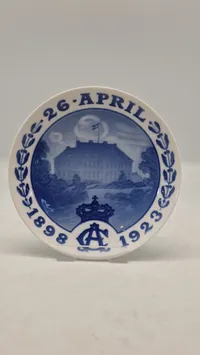 Original mindeplatte fra Bing & Grøndahl, udgivet i anledning af Kong Christian X's og Dronning Alexandrines sølvbryllup den 26. april 1923