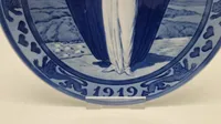 Original mindeplatte fra Royal Copenhagen fra 1919. Den blev designet af Oluf Jensen og kaldes også "Børnehjælpsdagsplatten"
