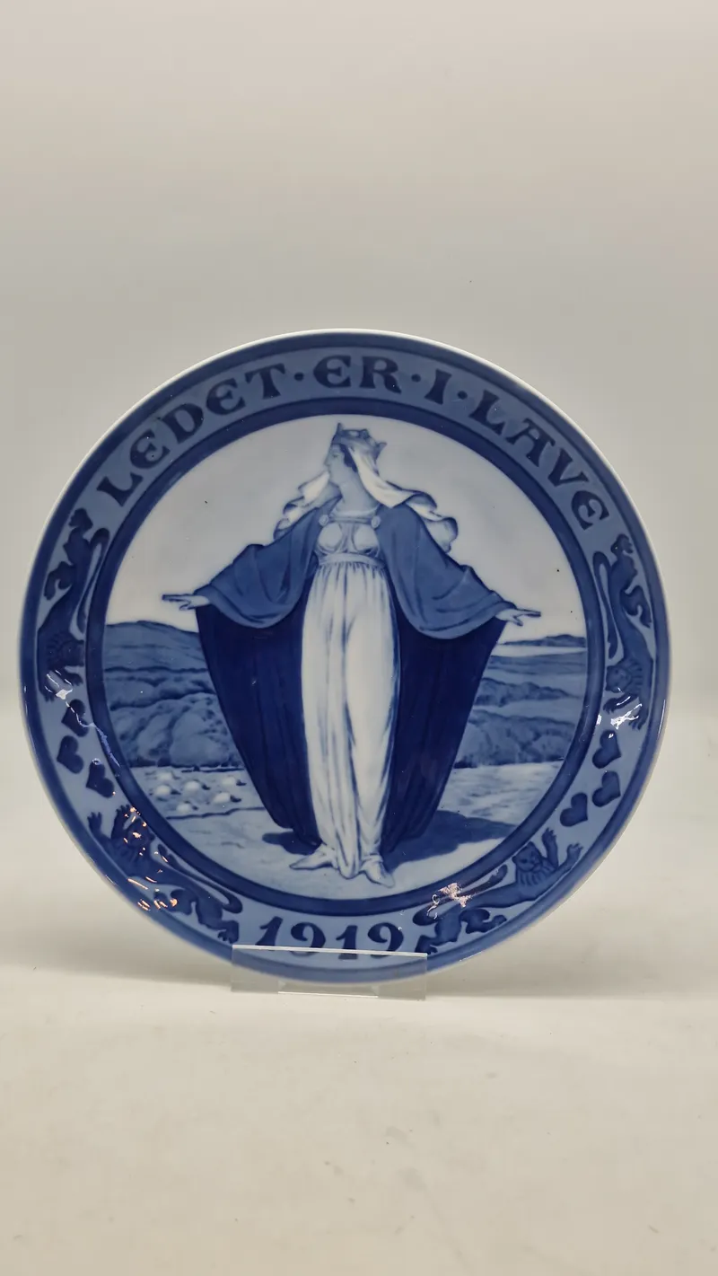 Original mindeplatte fra Royal Copenhagen fra 1919. Den blev designet af Oluf Jensen og kaldes også "Børnehjælpsdagsplatten"
