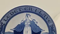 Original mindeplatte fra Royal Copenhagen fra 1919. Den blev designet af Oluf Jensen og kaldes også "Børnehjælpsdagsplatten"