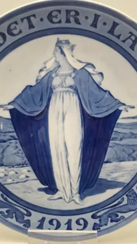 Original mindeplatte fra Royal Copenhagen fra 1919. Den blev designet af Oluf Jensen og kaldes også "Børnehjælpsdagsplatten"