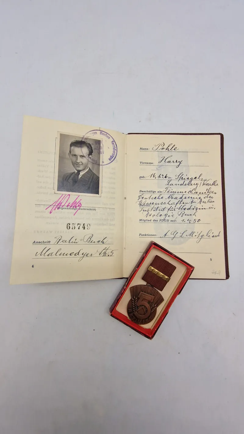 DDR Original Aktivist des Fünfjahrplanes samt id kort