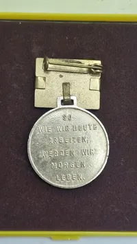 DDR Original Für ausgezeichnete Leistungen med urkunde